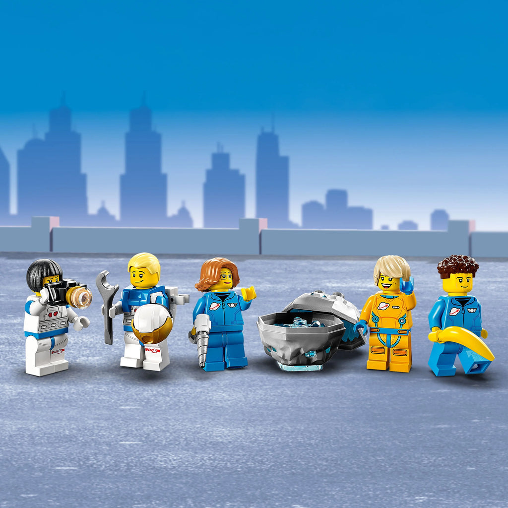Building Toy Model Set with 5 Astronaut Minifigures W884