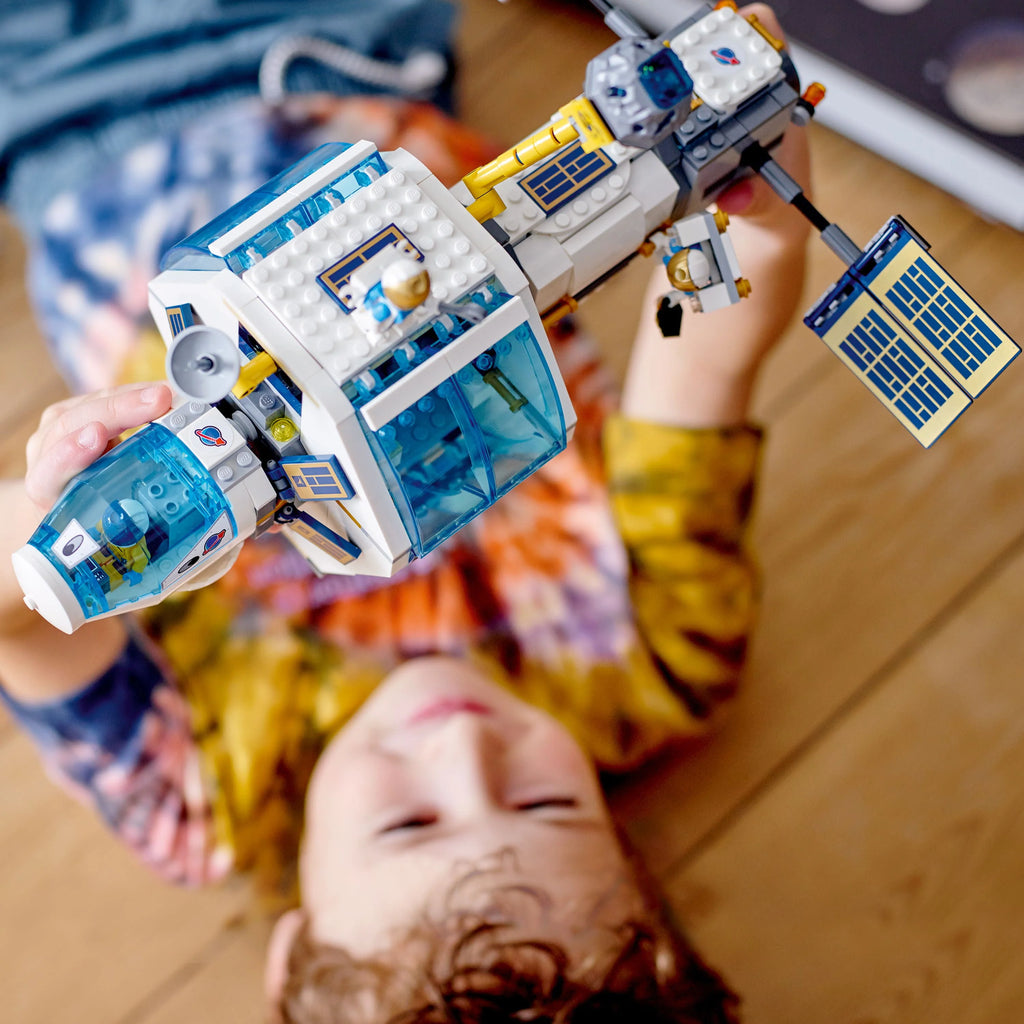Building Toy Model Set with 5 Astronaut Minifigures W884